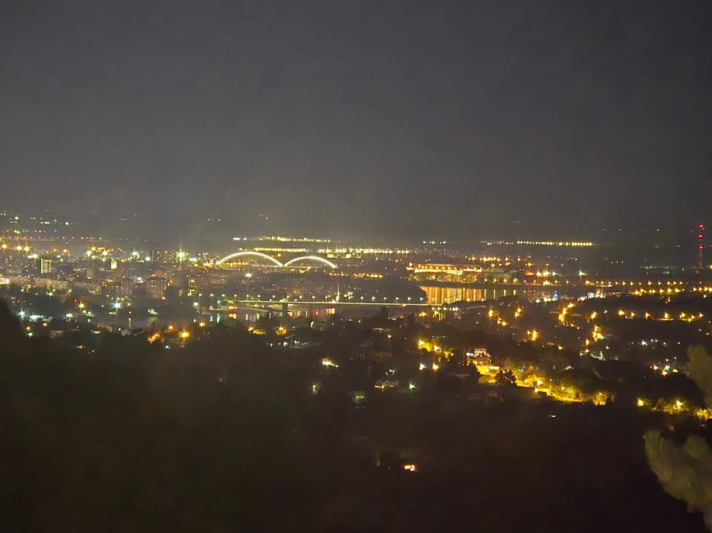 Pogled na ns nocu